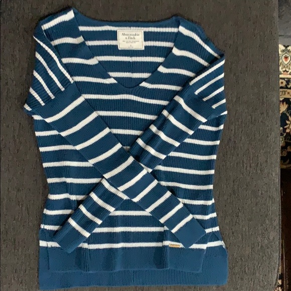 *SOLD* Abercrombie & Fitch V-neck Sweater💙 - Picture 1 of 3